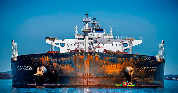 Попавшие под санкции танкеры, перевозившие российскую нефть, теперь простаивают у берегов Китая